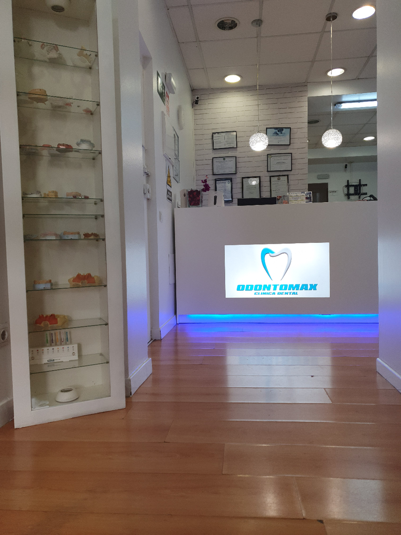 Recepción moderna y acogedora del consultorio dental Dental Román en Tijuana