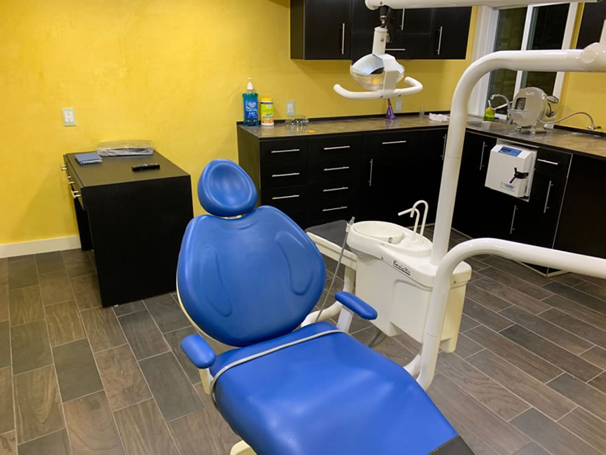 Sala de tratamiento dental con silla médica de última generación en Dental Román Tijuana